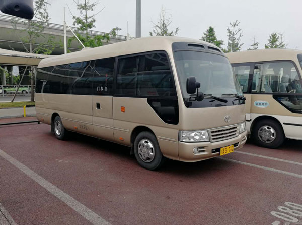成都租中型客车考斯特